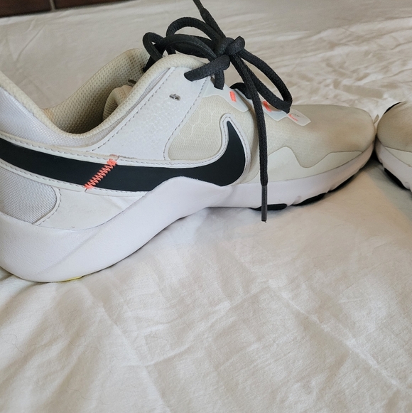 Nike Legend Essential 2 Womens Training Shoe White Yellow CQ9545-107 Size 7.5 - Picture 3 of 8